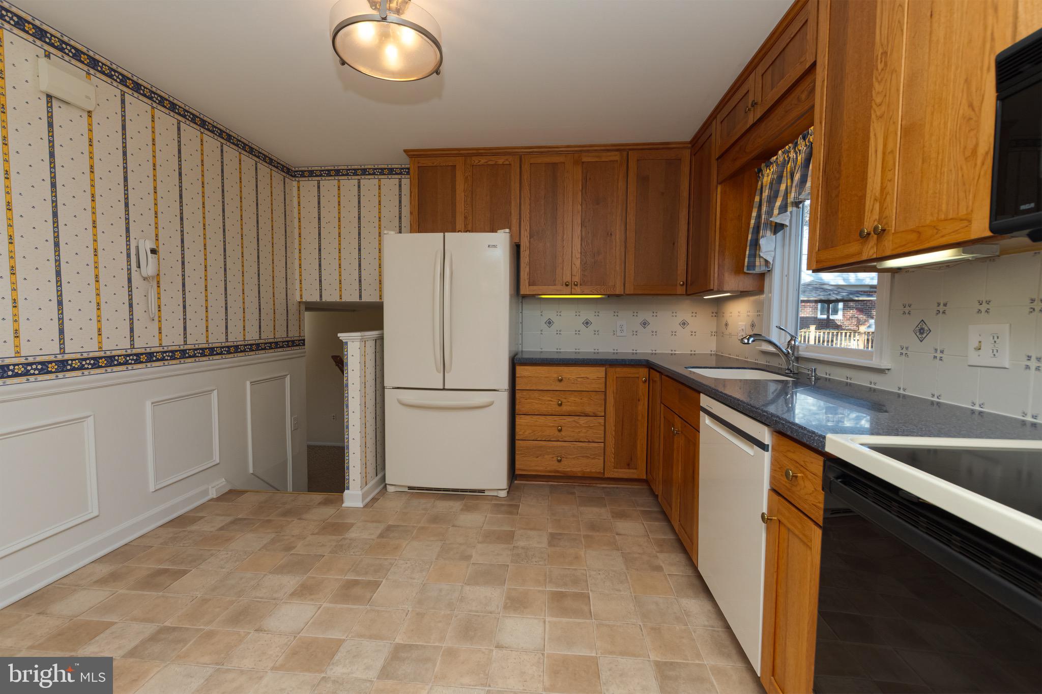 116 Autumn Horseshoe Bend Newark, DE 19702 - Photo 18 of 43 a kitchen with a refrigerator sink and cabinets