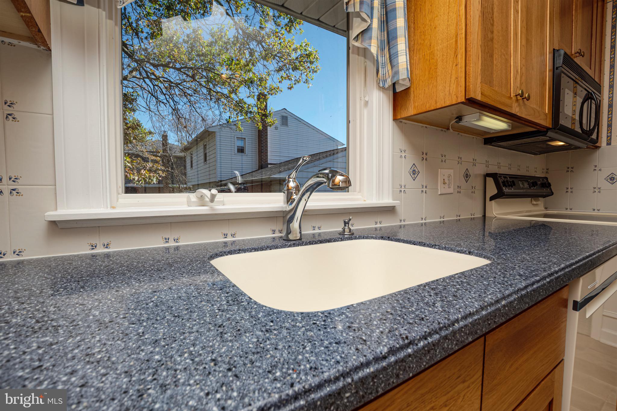 116 Autumn Horseshoe Bend Newark, DE 19702 - Photo 19 of 43 a kitchen with a sink and a mirror