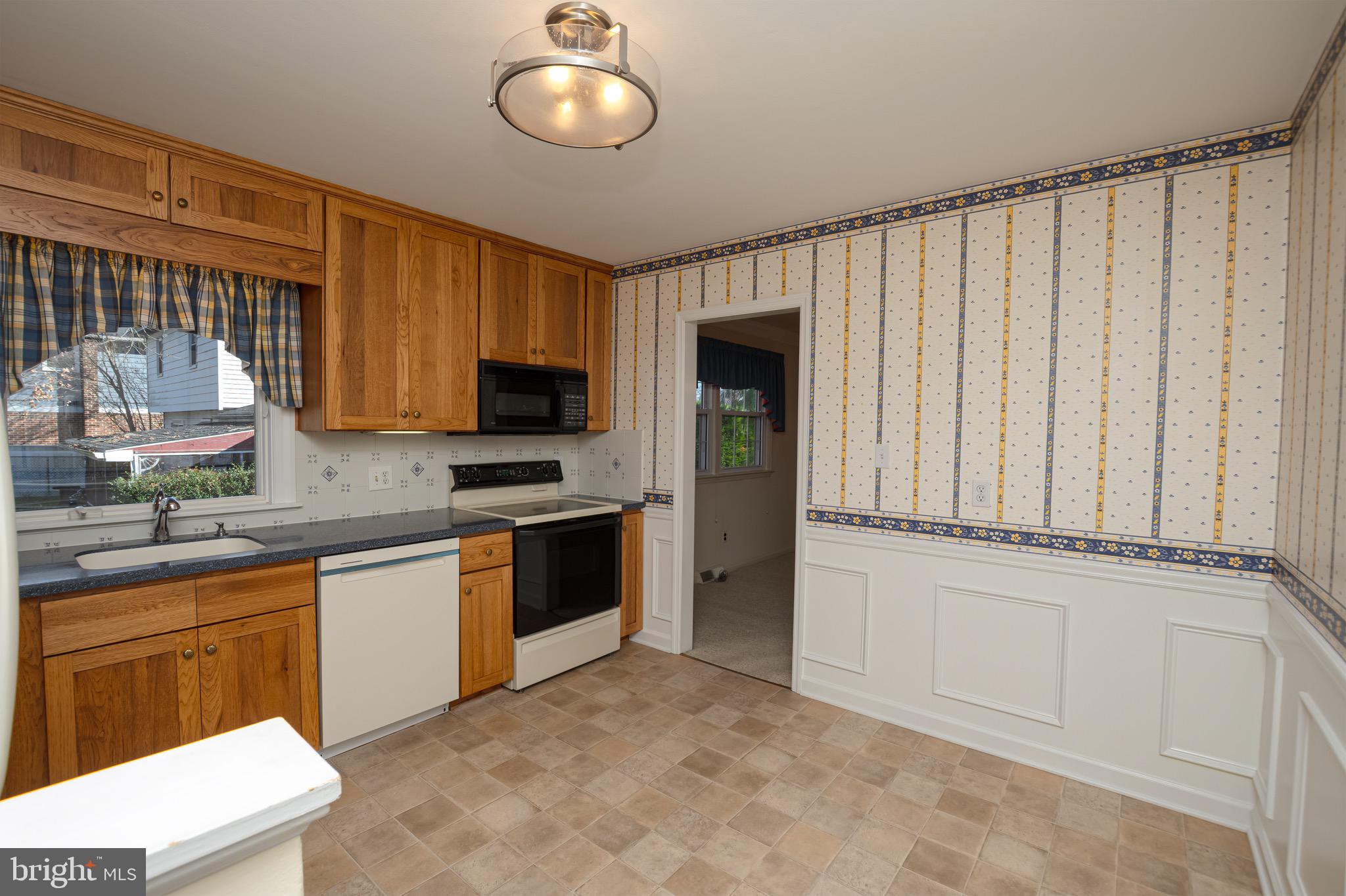 116 Autumn Horseshoe Bend Newark, DE 19702 - Photo 23 of 43 a kitchen with stainless steel appliances granite countertop a refrigerator and a stove top oven