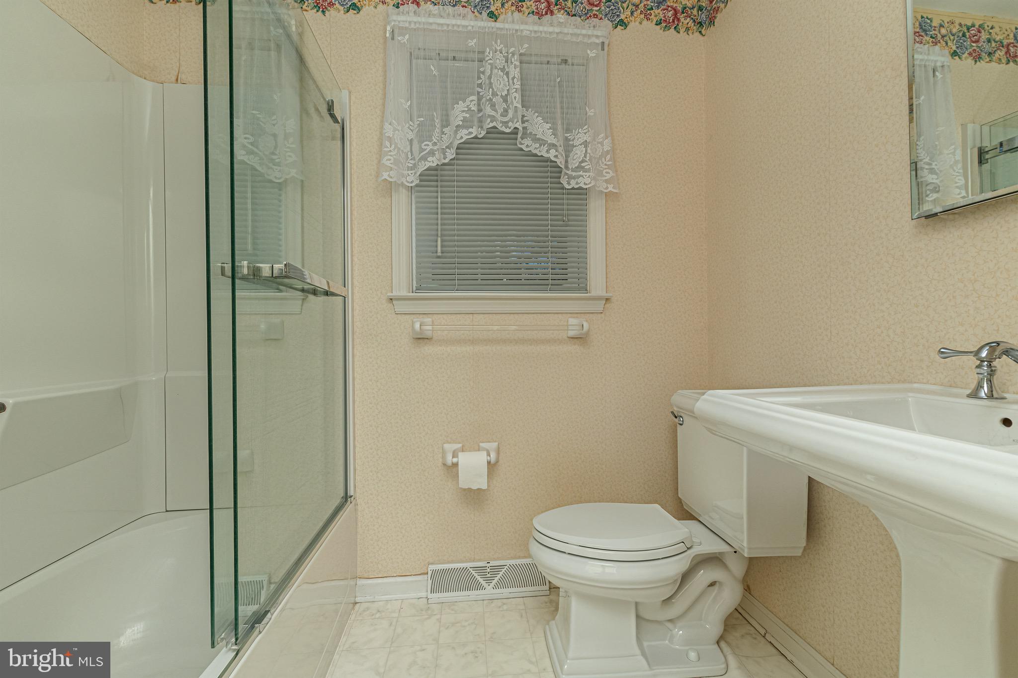 116 Autumn Horseshoe Bend Newark, DE 19702 - Photo 32 of 43 a bathroom with a sink and toilet