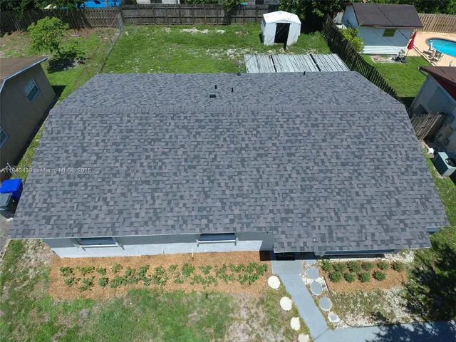 a view of a backyard