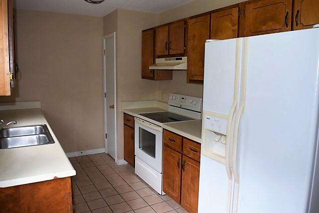 123 Oak Terrace Drive Crestview, FL 32539 - Photo 6 of 21 a kitchen with a refrigerator sink and stove