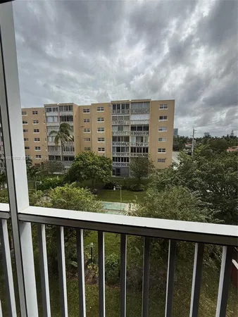 $2,100 | 620 Northeast 12th Avenue, Unit 408, Hallandale Beach, FL 33009