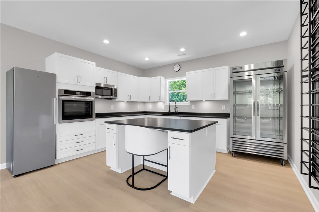 159 Cherokee Trail Easley, SC 29640 - Photo 11 of 38 Culinary aspirations meet contemporary design in this generously appointed, sun-filled kitchen.