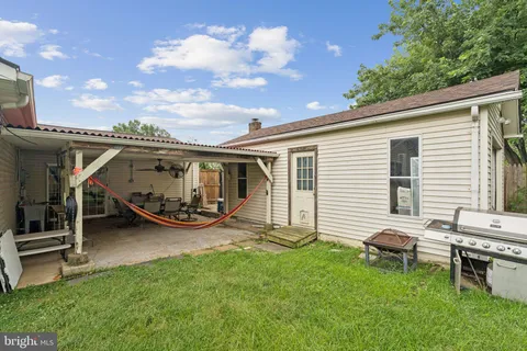 a view of a house with backyard and porch