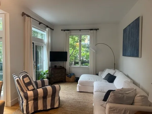 $3,300 | 158 Narragansett Avenue, Unit 1C, Newport, RI 02840