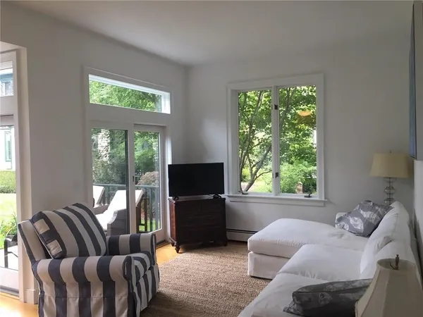 $3,300 | 158 Narragansett Avenue, Unit 1C, Newport, RI 02840