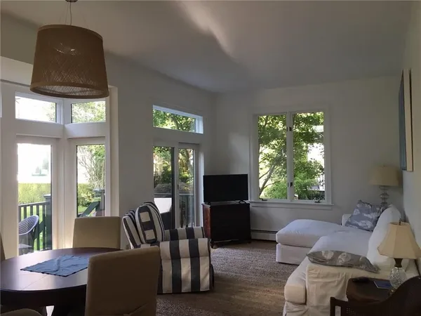 $3,300 | 158 Narragansett Avenue, Unit 1C, Newport, RI 02840