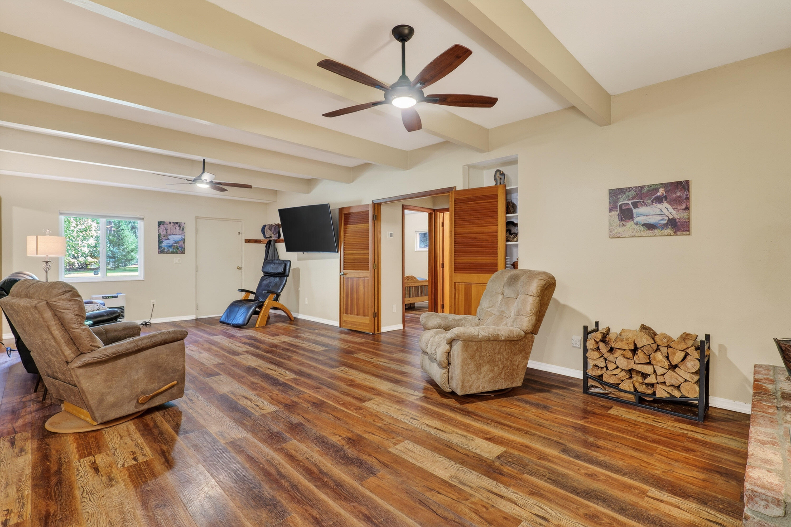 244 Riessen Road Grants Pass, OR 97526 - Photo 6 of 52 a living room with furniture and wooden floor