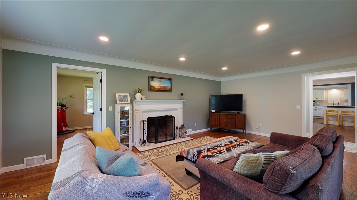4449 Lander Road Chagrin Falls, OH 44022 - Photo 10 of 31 Living Room