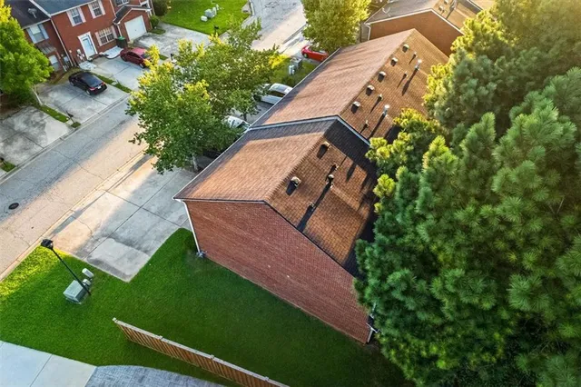 a view of a yard with plants