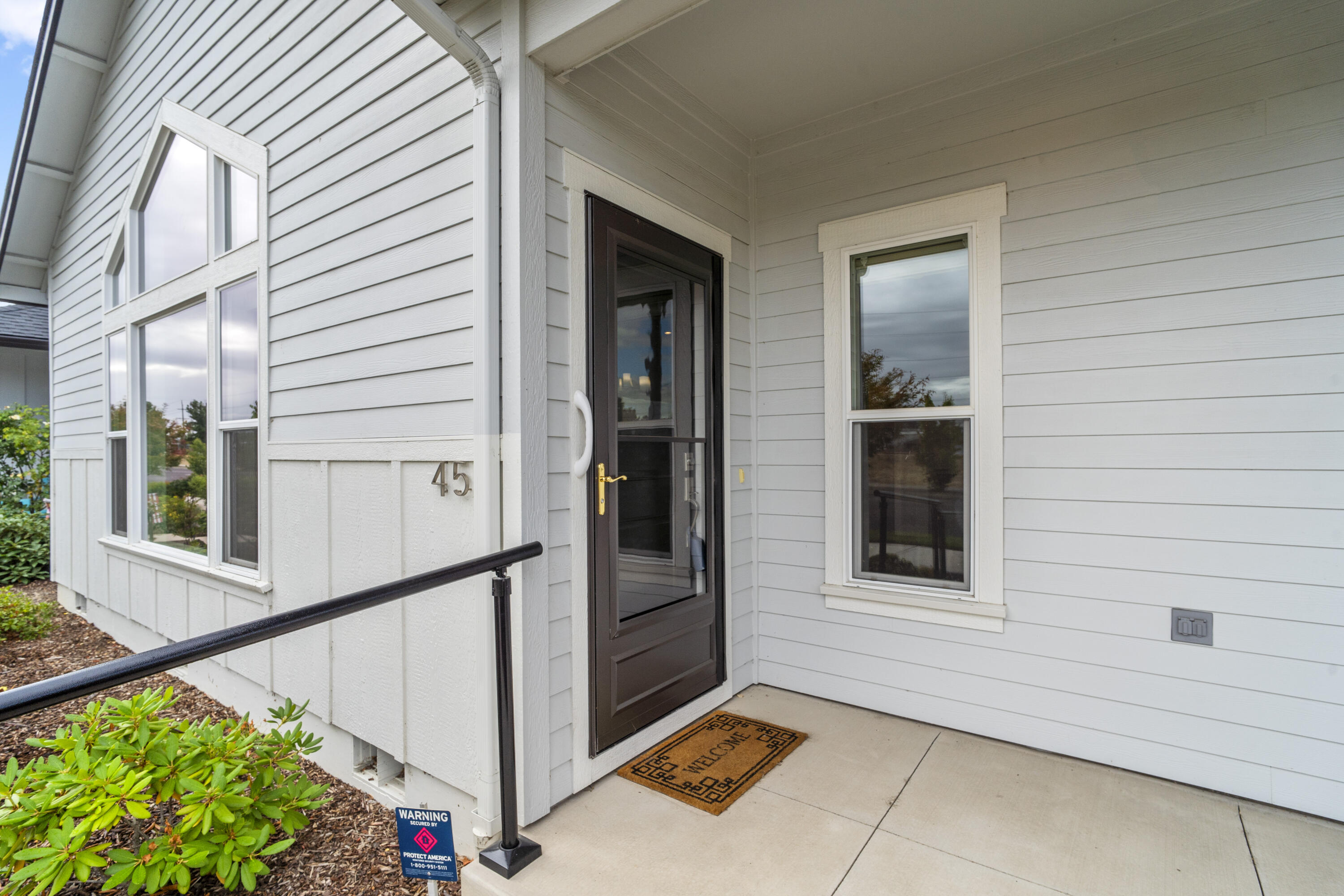 451 South Haskell Street Central Point, OR 97502 - Photo 27 of 30 Doorway
