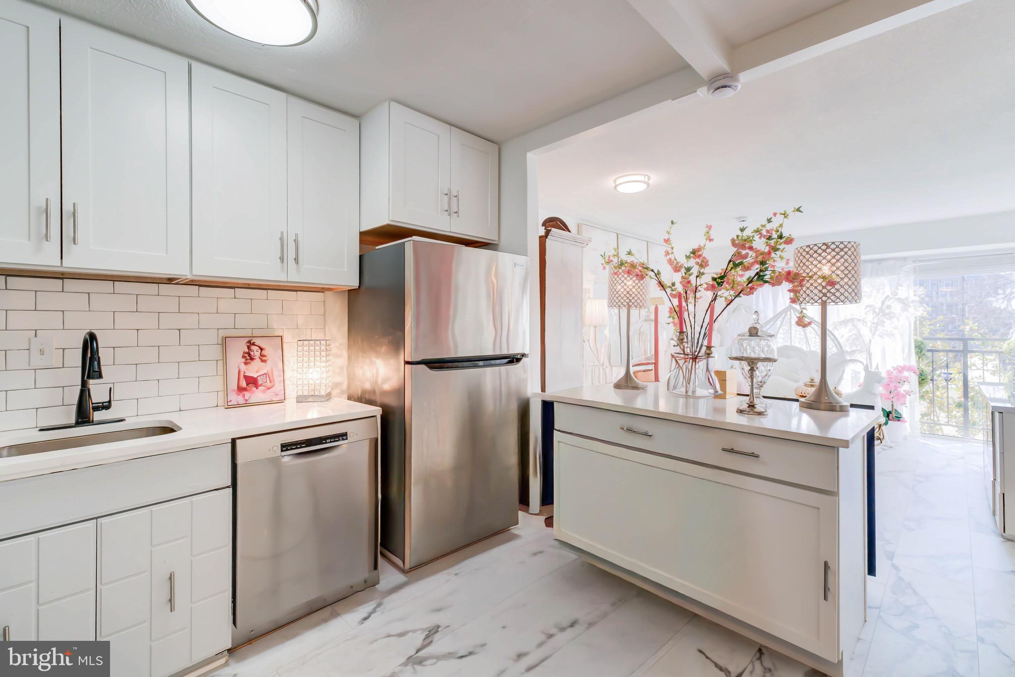700 7th Street Southwest, Unit 313 Washington, DC 20024 - Photo 3 of 20 Quartz Countertops and Center Island