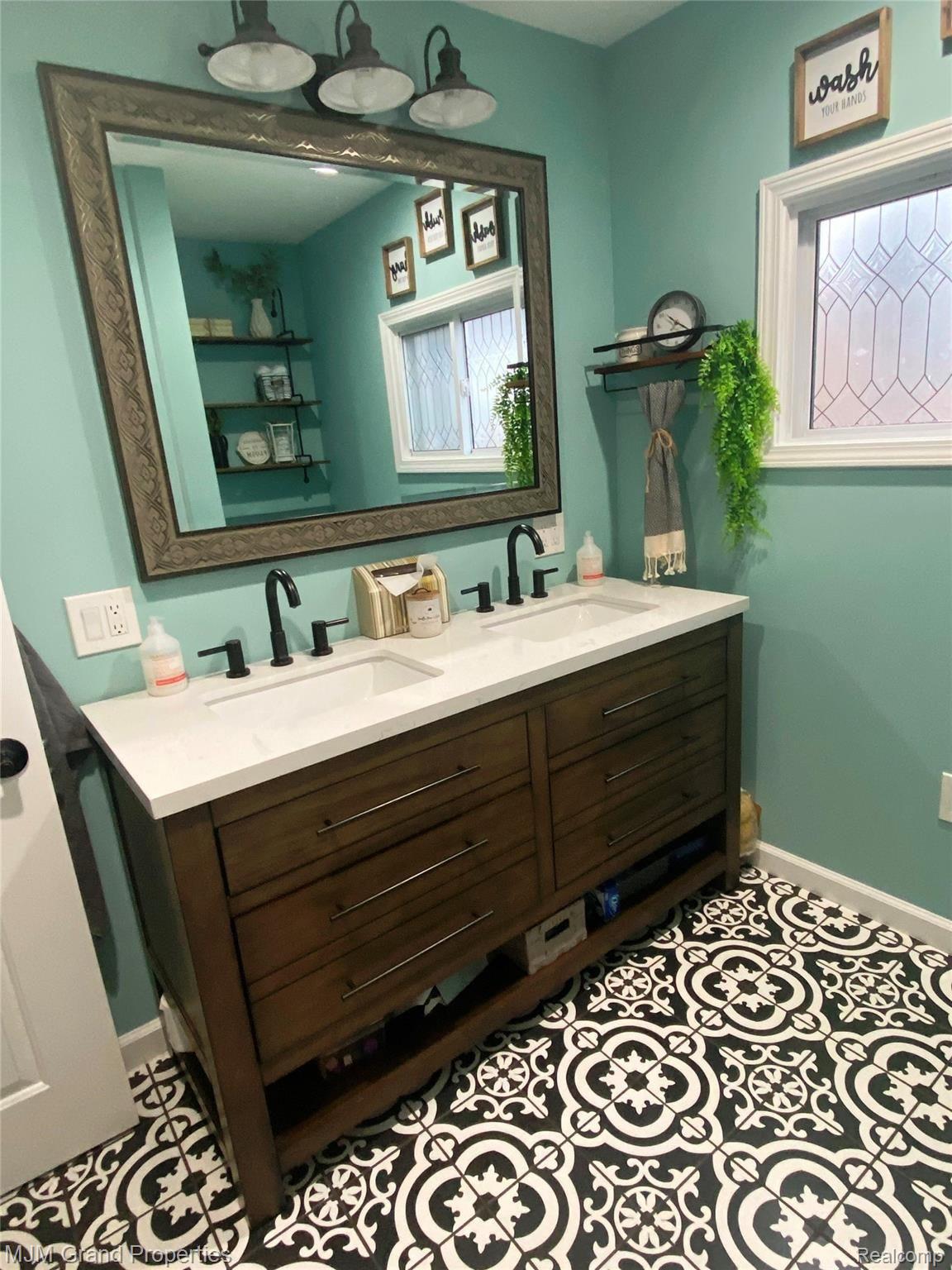 41145 Willow Road New Boston, MI 48164 - Photo 8 of 22 Bath Pic 1.jpg