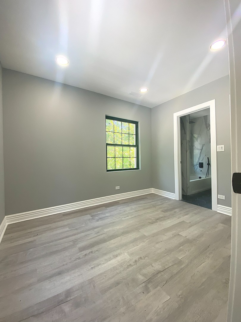 860 Green Bay Road Highland Park, IL 60035 - Photo 19 of 30 an empty room with windows and closet