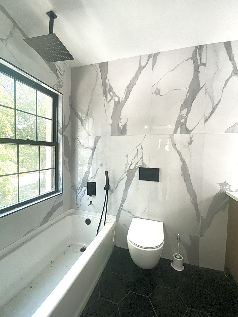 860 Green Bay Road Highland Park, IL 60035 - Photo 20 of 30 a bathroom with a toilet sink and bathtub