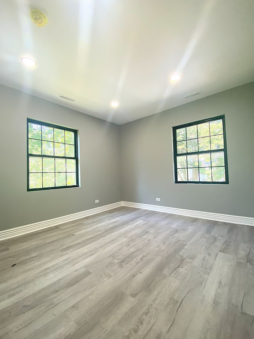 860 Green Bay Road Highland Park, IL 60035 - Photo 22 of 30 an empty room with windows