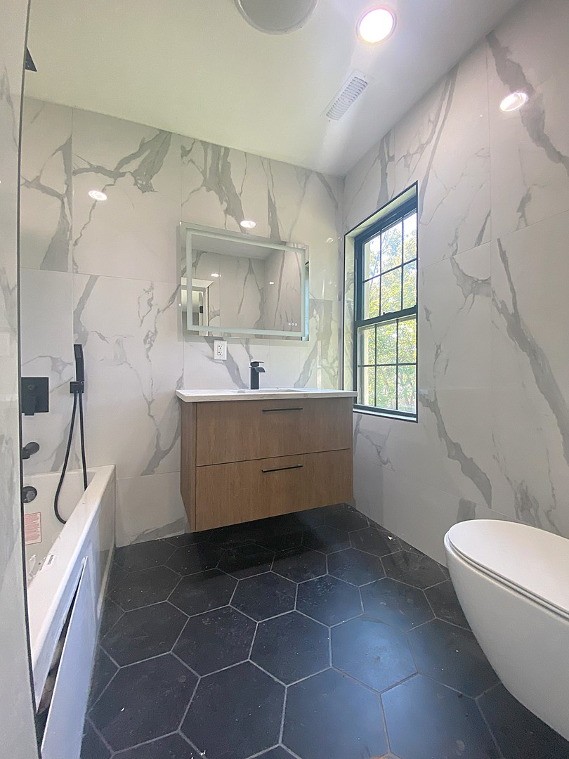 860 Green Bay Road Highland Park, IL 60035 - Photo 24 of 30 a bathroom with a sink a toilet and bathtub