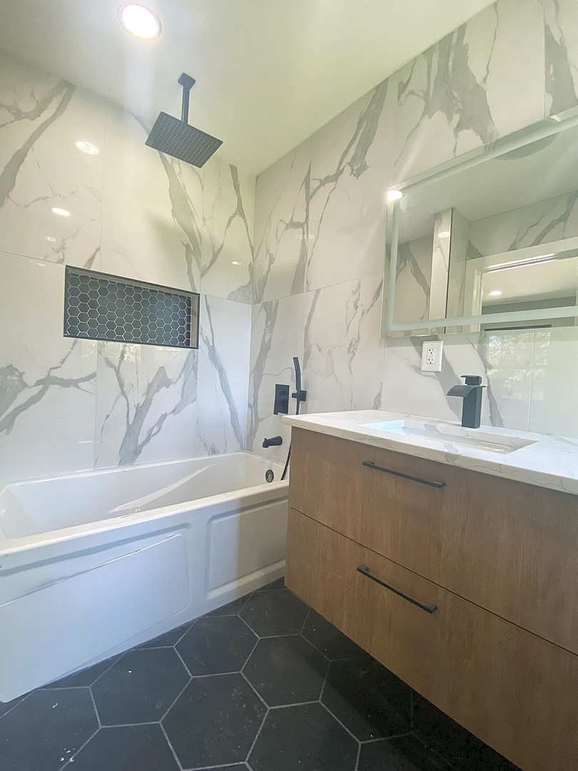 860 Green Bay Road Highland Park, IL 60035 - Photo 25 of 30 a bathroom with a bathtub and a sink