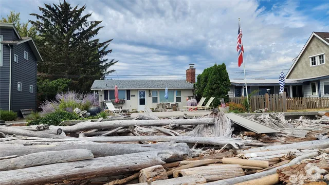 $1,800 | 176 East Driftwood Shores Road, Camano Island, WA 98282