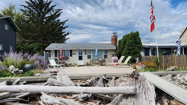 $1,800 | 176 East Driftwood Shores Road, Camano Island, WA 98282