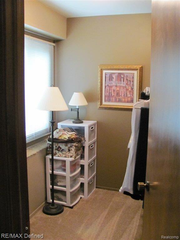 357 Shellbourne Drive Rochester, MI 48309 - Photo 18 of 26 MstrWalkIn.JPG