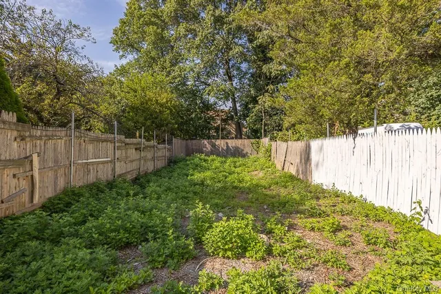 a view of a backyard with pathway