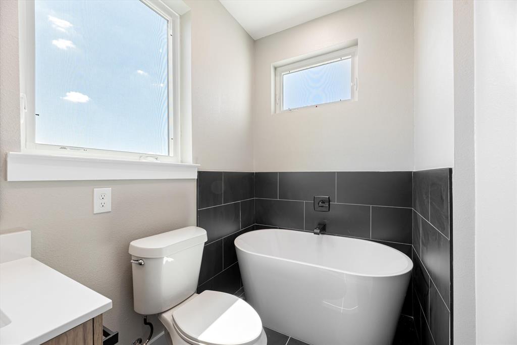 4060 Spring Valley Road, Unit 405 Farmers Branch, TX 75244 - Photo 7 of 10 Primary Bath with garden tub