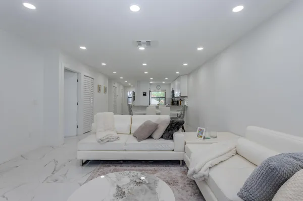 $2,500 | 8545 Casa Del Lago, Unit F, Boca Raton, FL 33433