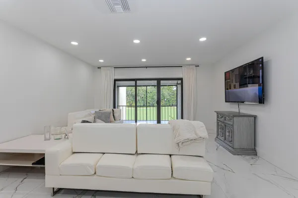 $2,500 | 8545 Casa Del Lago, Unit F, Boca Raton, FL 33433