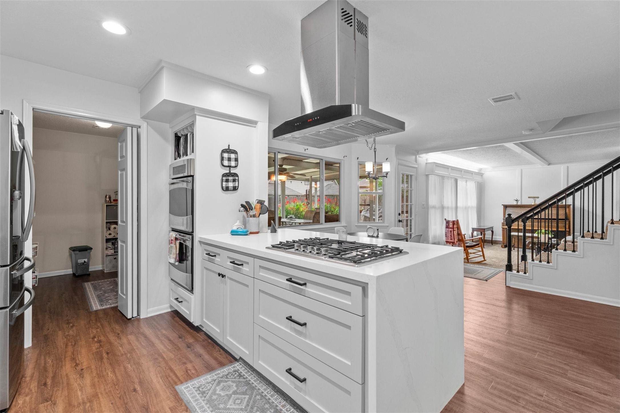 3826 Shipman Lane Spring, TX 77388 - Photo 18 of 43 5-burner gas cooktop and suspended vent