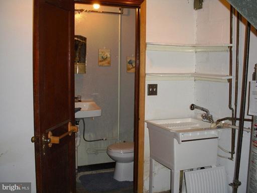 736 Charing Cross Road Baltimore, MD 21229 - Photo 24 of 30 Bath