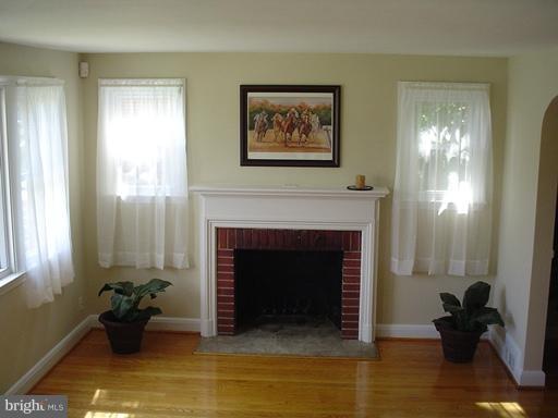 736 Charing Cross Road Baltimore, MD 21229 - Photo 8 of 30 Living Room