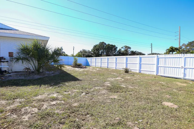 a view of a backyard