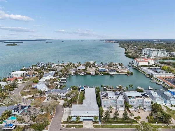 $225,000 | 300 Venetian Drive, Unit 3, Clearwater, FL 33755