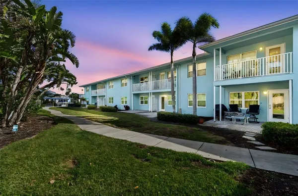 $225,000 | 300 Venetian Drive, Unit 3, Clearwater, FL 33755