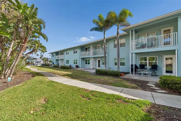 $225,000 | 300 Venetian Drive, Unit 3, Clearwater, FL 33755