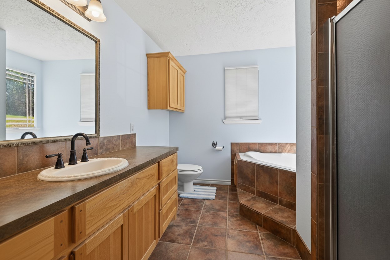 299 North Ghost Branch Road Trinity, TX 75862 - Photo 15 of 48 Primary bath suite, jetted tub, stand up shower.