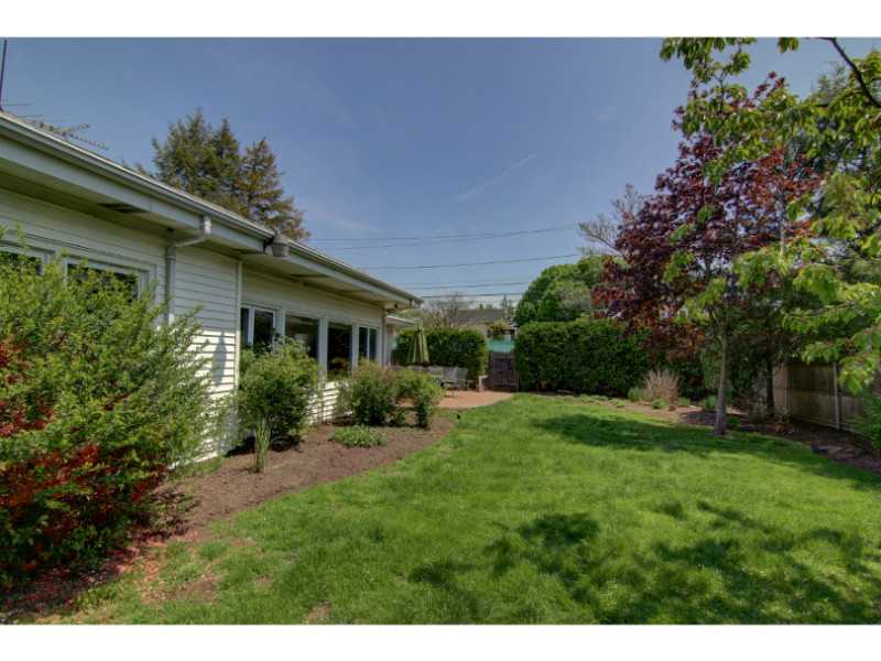 25 Bevelin Road Providence, RI 02906 - Photo 22 of 23 Yard/Garden.