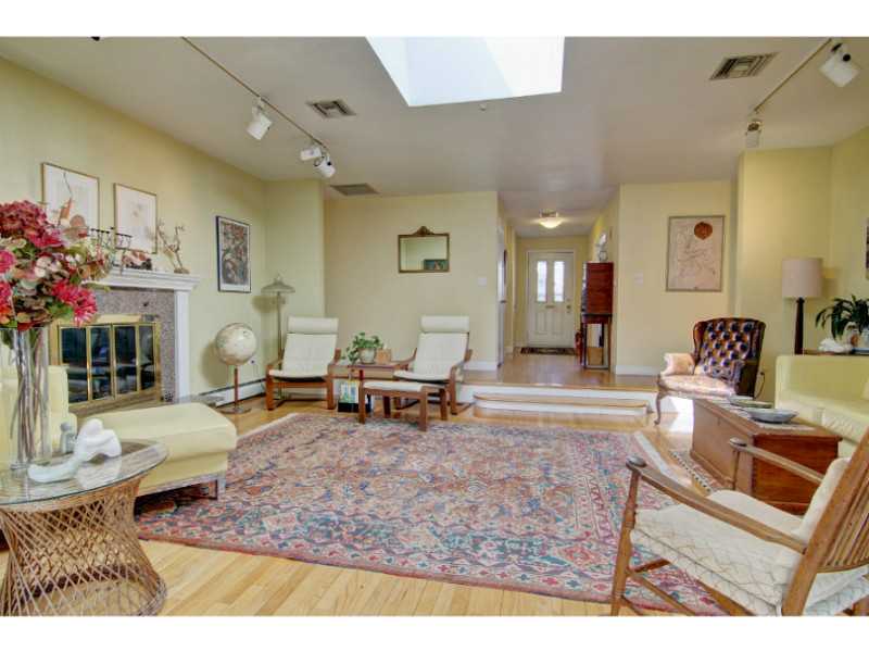 25 Bevelin Road Providence, RI 02906 - Photo 6 of 23 Living Room.