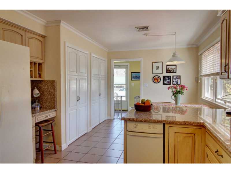 25 Bevelin Road Providence, RI 02906 - Photo 8 of 23 Kitchen.