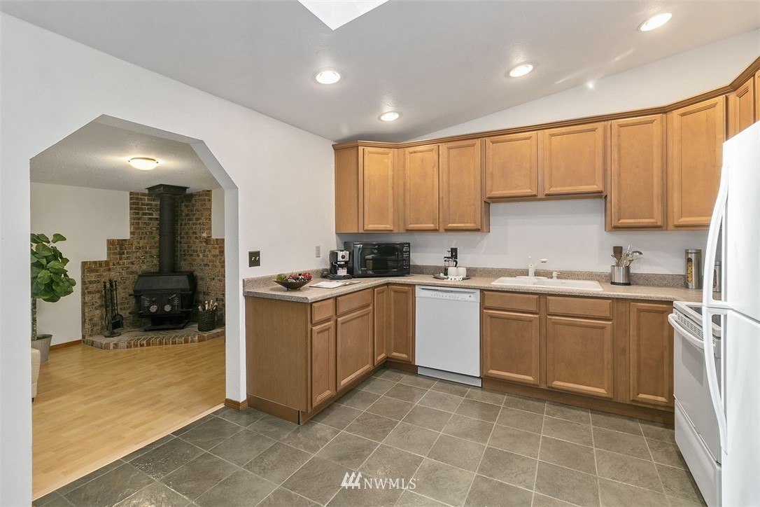17205 Southeast Covington Sawyer Road Kent, WA 98042 - Photo 8 of 27 Gallery Image 8
