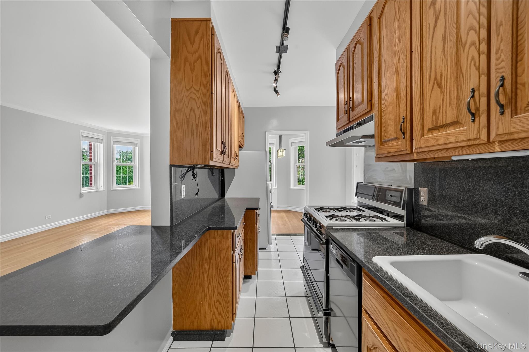 949 Palmer Road, Unit 5K Bronxville, NY 10708 - Photo 25 of 37