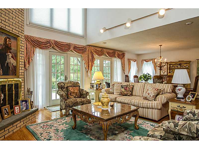 21 Plateau Road Westerly, RI 02891 - Photo 5 of 17 Den/Family/Great Room.