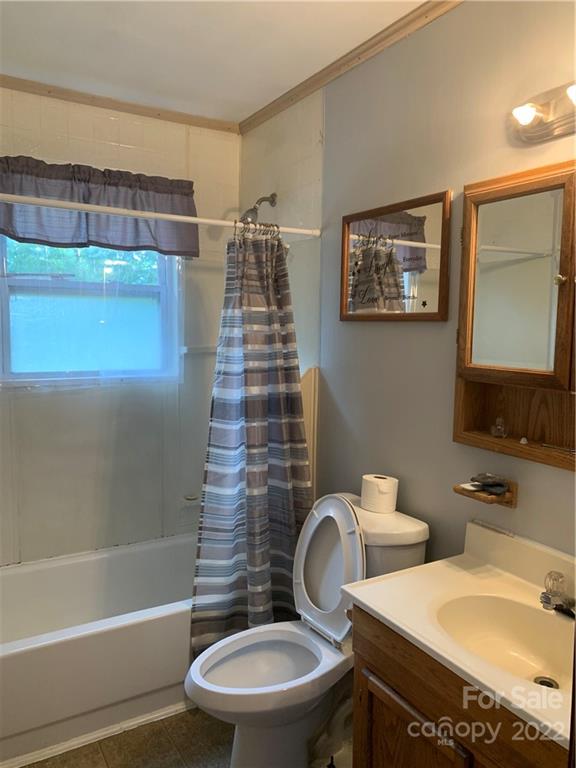 2040 Knight Road Lancaster, SC 29720 - Photo 20 of 35 a bathroom with a toilet a sink and bathtub