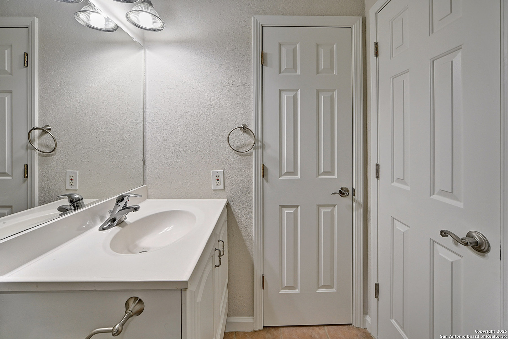 7543 Beaver Tree San Antonio, TX 78249 - Photo 35 of 38 a bathroom with a sink and a mirror