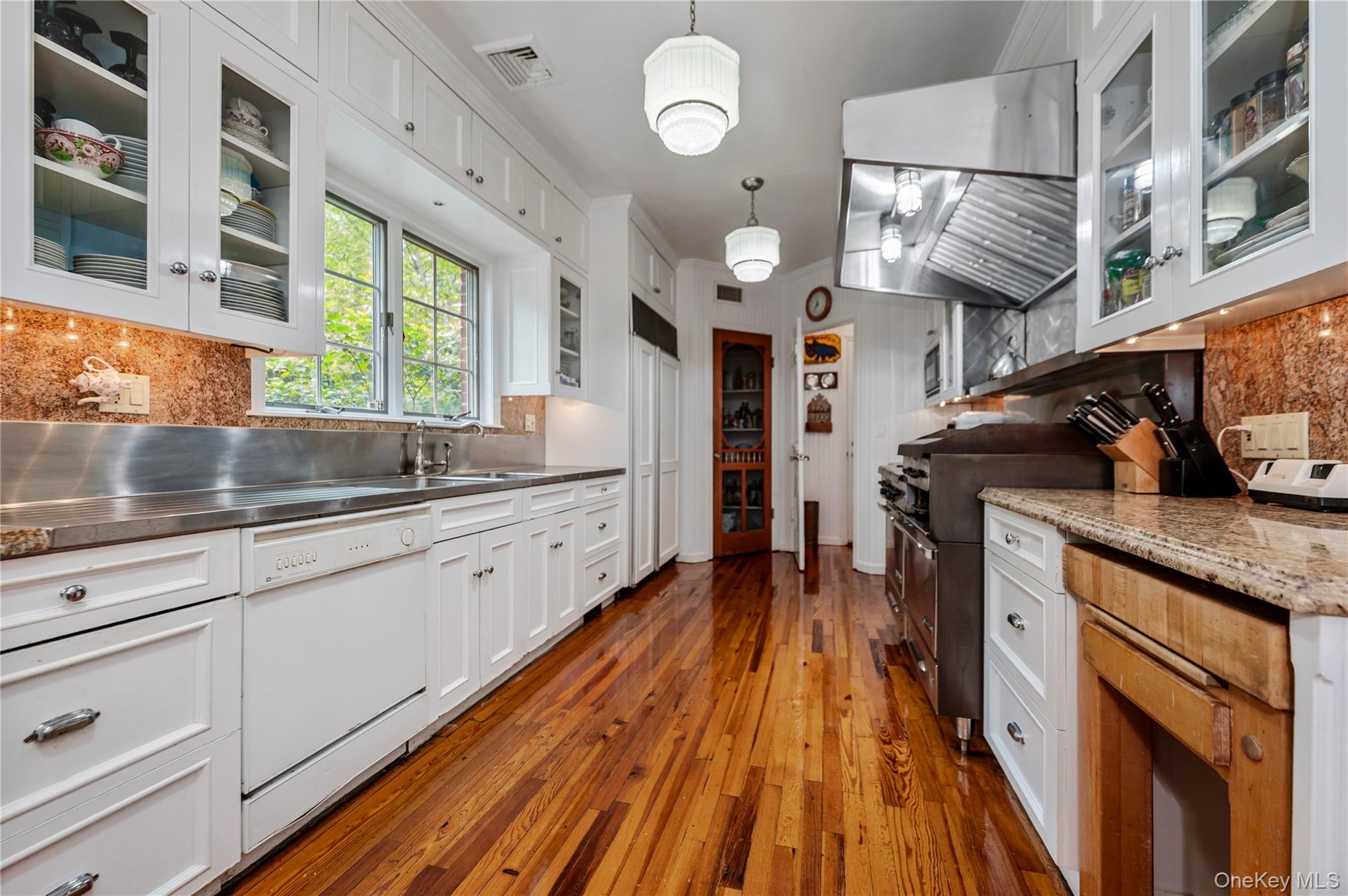 111 Clent Road Great Neck, NY 11021 - Photo 11 of 41 Kitchen