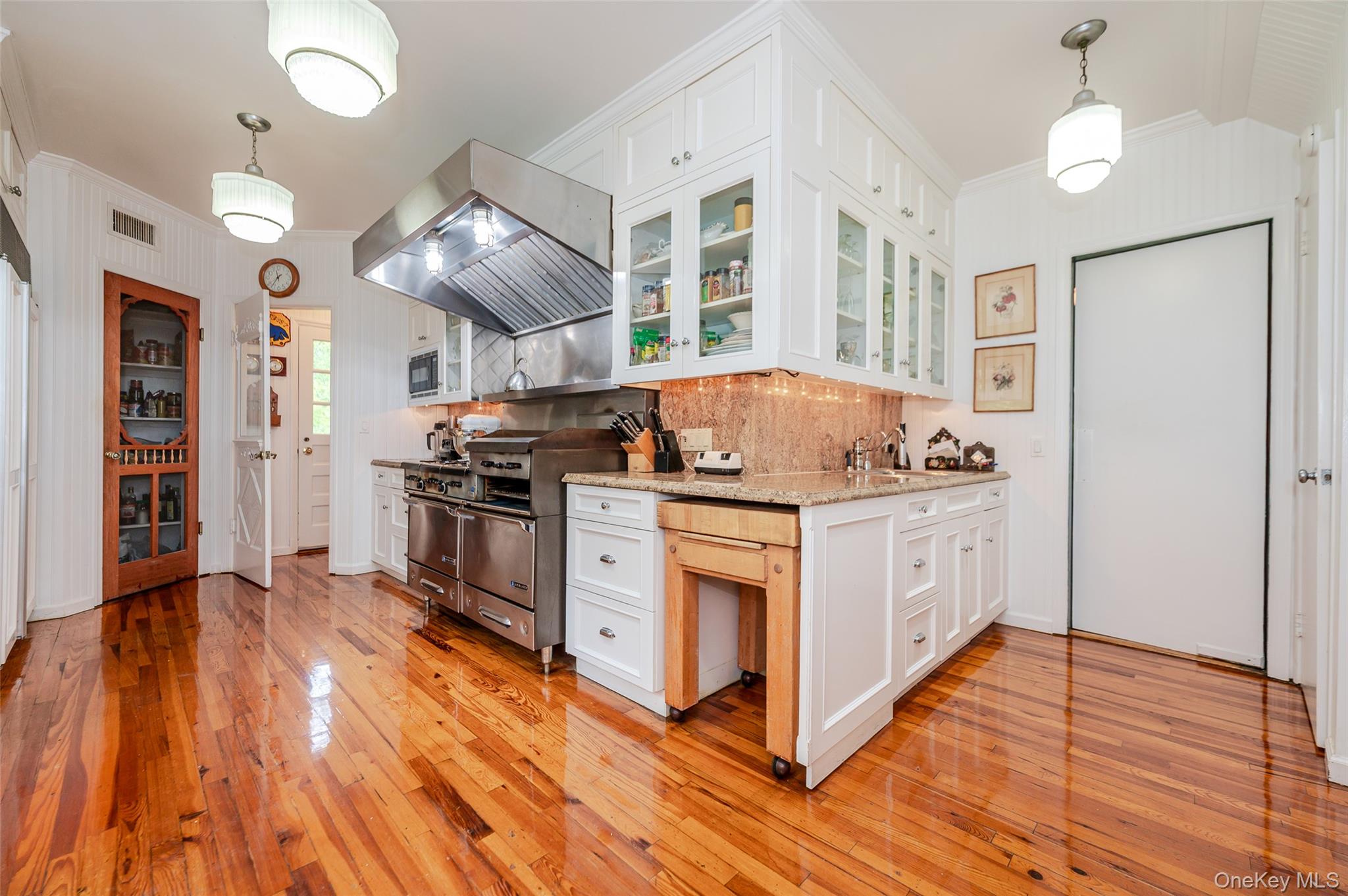 111 Clent Road Great Neck, NY 11021 - Photo 13 of 41 Kitchen