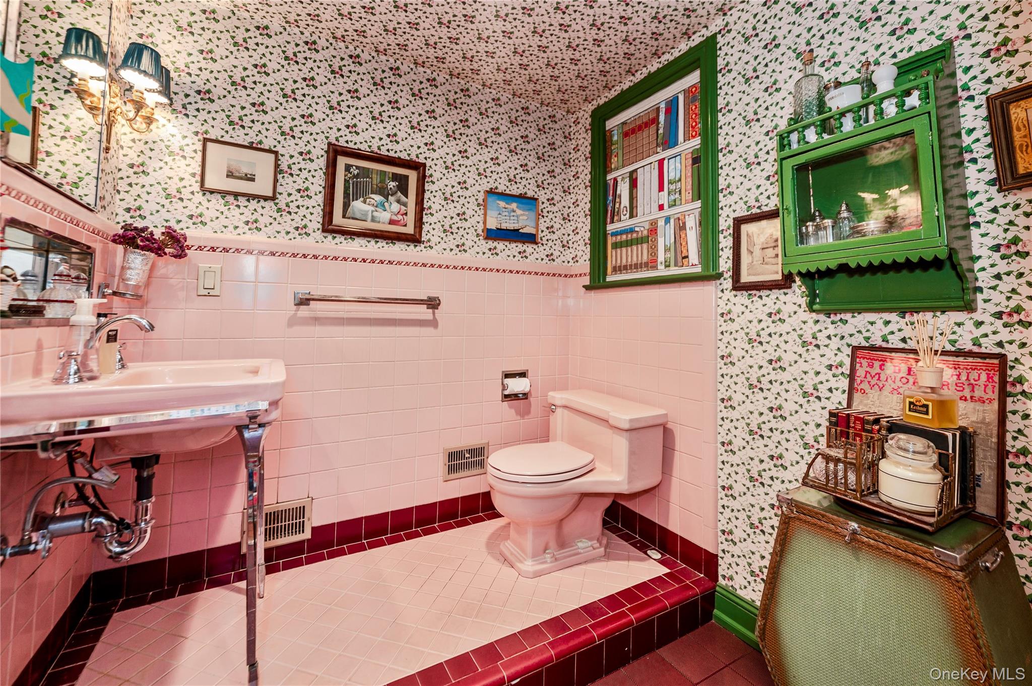 111 Clent Road Great Neck, NY 11021 - Photo 18 of 41 1st floor half bath