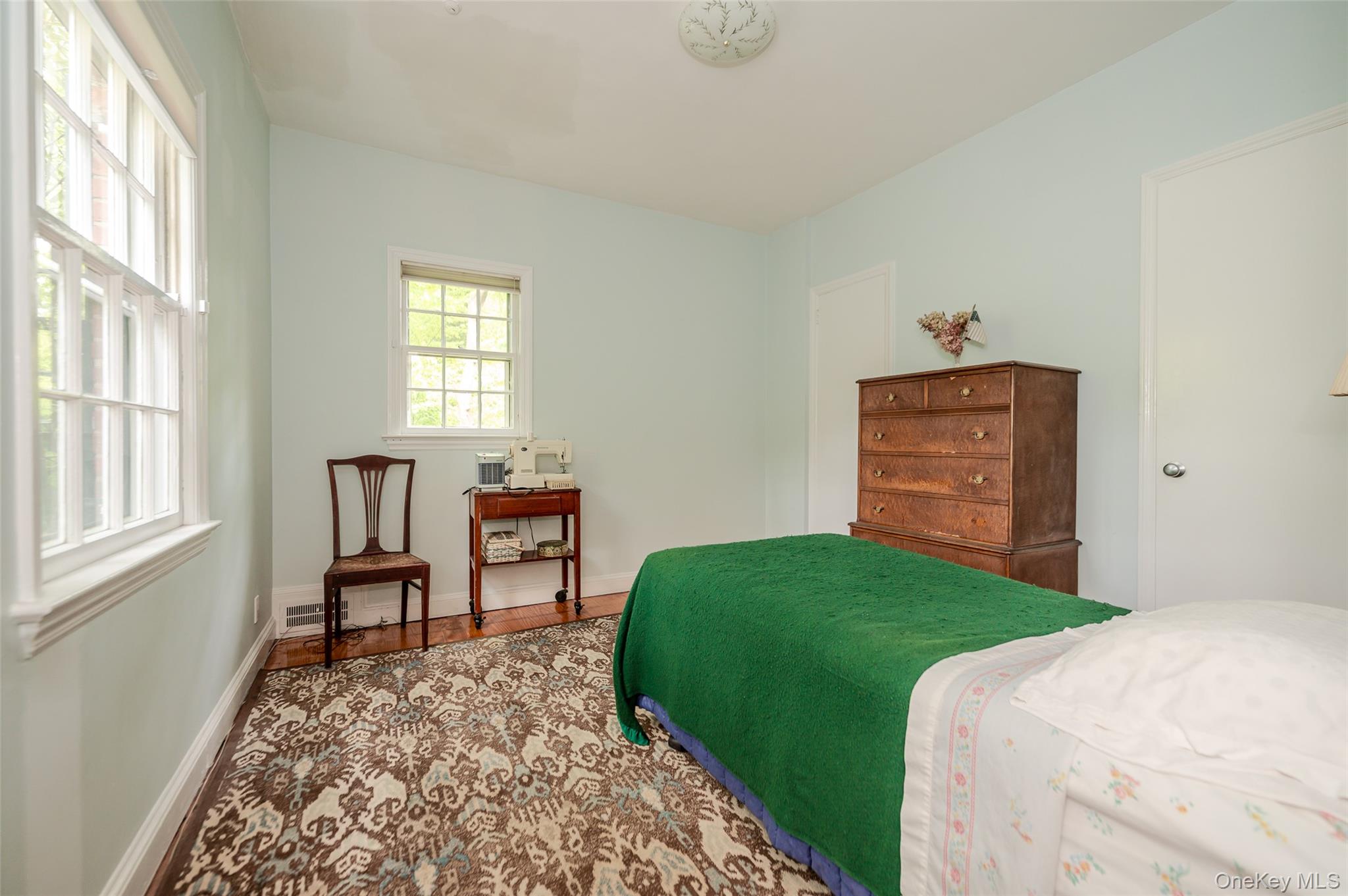 111 Clent Road Great Neck, NY 11021 - Photo 19 of 41 1st floor bedroom with full bath